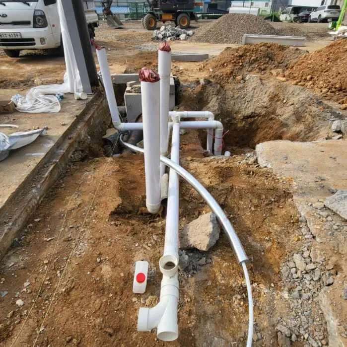 파주배관공사 실제 현장에서 PVC 배수배관을 신설하고 연결하는 모습