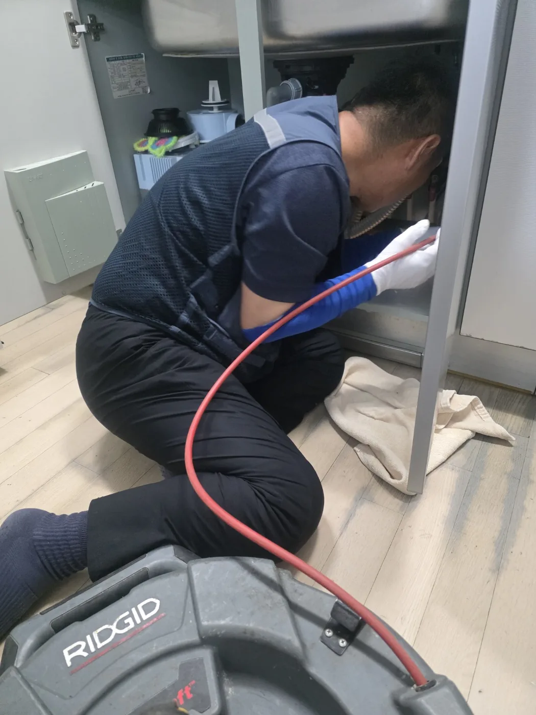 파주싱크대막힘 실제 현장에서 싱크대 하부 배관을 장비로 점검하는 모습